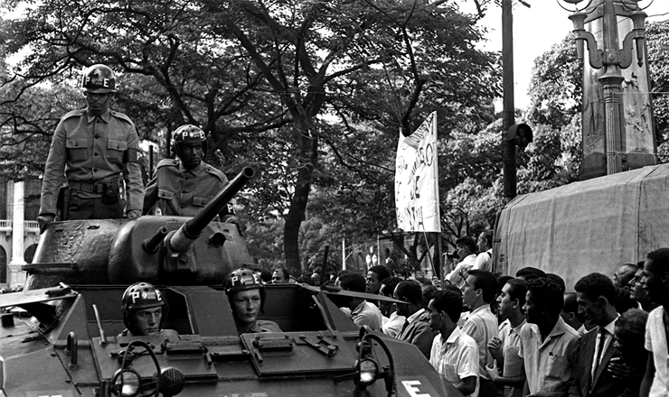  <strong> Exército atua em manifestação </strong> de apoiadores de Negrão de Lima na posse do governador, em 5 de dezembro de 1965 