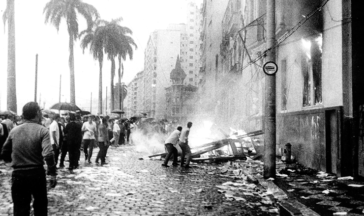  <strong> Incêndio do prédio da UNE </strong> no Rio de Janeiro, em 1º de abril de 1964