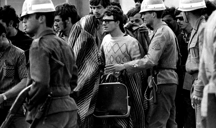  <strong> Prisão de estudantes em Ibiúna (SP),</strong> no 30º Congresso da UNE, em outubro de 1968 