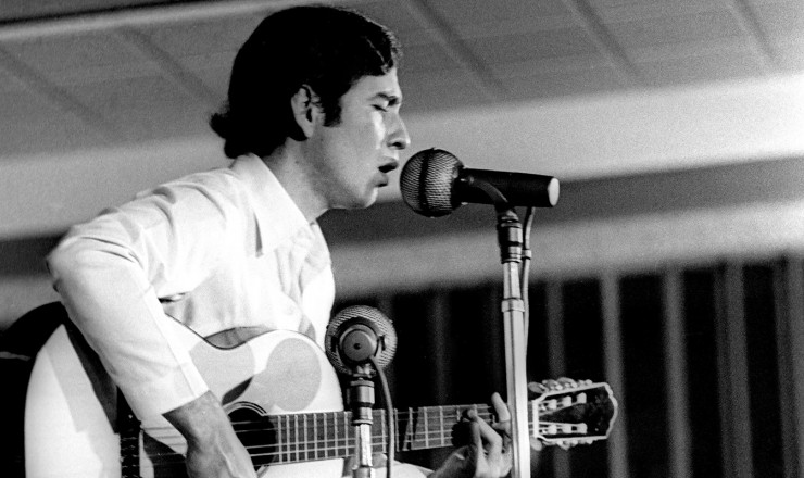       <strong> Geraldo Vandré </strong> durante interpretação de "Pra Não Dizer que Não Falei das Flores" 