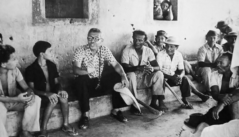  <strong> Dom Pelé e camponeses </strong> reunidos em Alagamar, região em que viviam e trabalhavam 400 famílias de lavradores