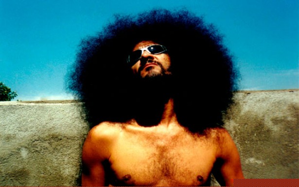  <strong> Nelson Triunfo</strong> , pioneiro do movimento hip-hop no Brasil. Ele e sua banda  Equipe Funk & Cia., levaram a dança break para as ruas do centro de São Paulo. A repressão policial forçou o movimento a se concentrar na estação São Bento do metrô, que se tornou símbolo da cultura hip-hop.