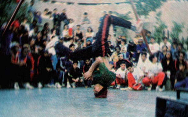  O movimento hip-hop tem como palco as ruas das cidades. Os B-boys e B-girls acreditam que a rua é para dançar o break.