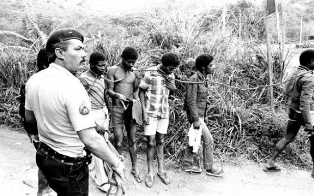  A violência diária nas favelas é assunto dos rappers em suas canções. Na foto, batida policial expõe a raiz escravocrata da sociedade brasileira. Ano: 1982. Local: Rio de Janeiro (RJ)