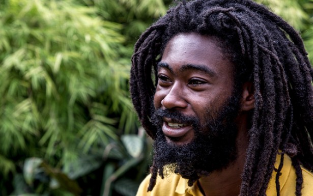  <strong style='line-height:1.6em'> Numa nova interpretação da Bíblia</strong>  , o movimento rastafári prega a paz e o amor ao próximo. Os  <em style='line-height:1.6em'> dreadlocks</em>  (as tranças longas) tornam-se símbolo da identificação com a África. A maconha propiciaria a comunicação direta com Deus (Jah). 