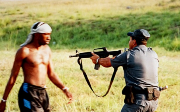  É na favela que a violência policial contra a população pobre é mais selvagem, submetendo frequentemente os moradores a esculachos, humilhações, detenções arbitrárias e é comum moradias serem invadidas sem autorização judicial.