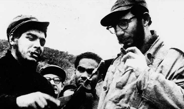  <strong> Che Guevara e Fidel Castro </strong> (à dir.) em Sierra Maestra durante a Revolução Cubana
