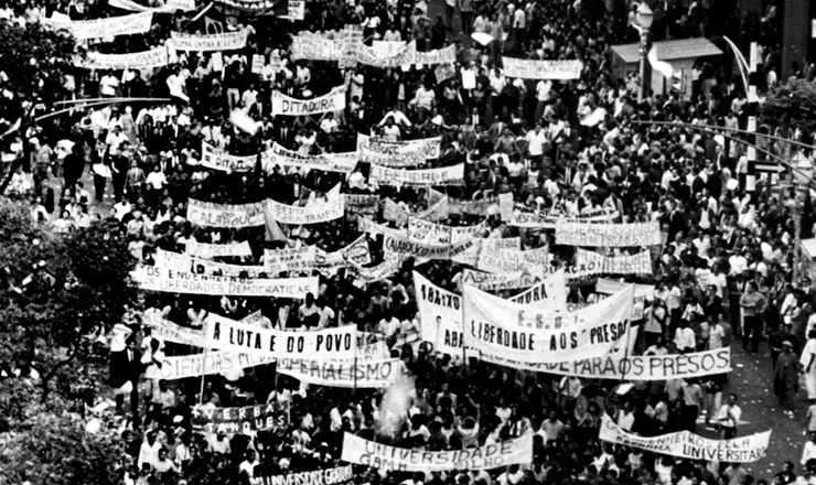 <strong> Passeata dos Cem Mil,</strong> no centro do Rio de Janeiro, junho de 1968 