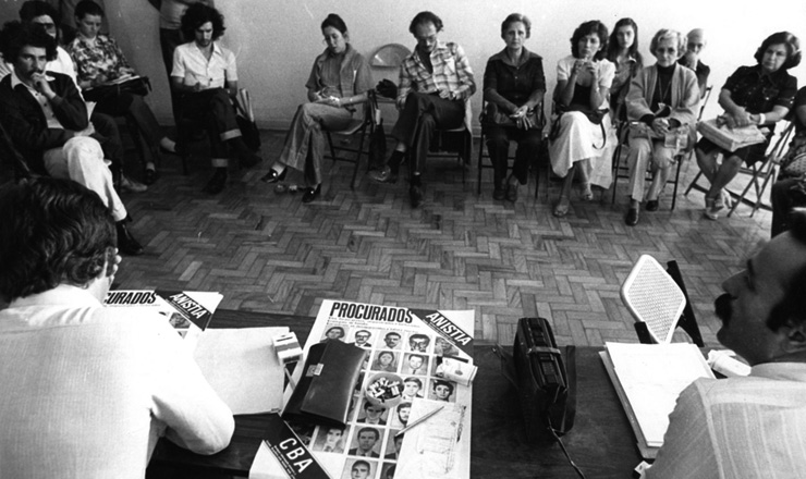  <strong>  O advogado Luis Eduardo Greenhalgh</strong>  (à dir., em primeiro plano) em reunião do Comitê Brasileiro pela Anistia, em 1979, em São Paulo