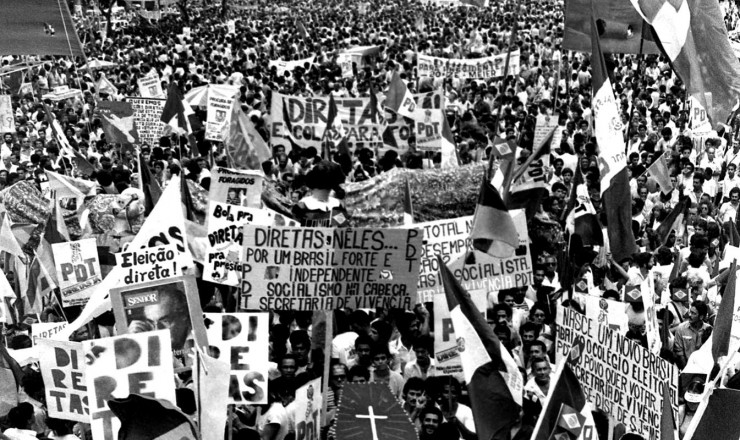  <strong> Populares lotam as ruas </strong> do centro do Rio no dia do comício da Candelária 