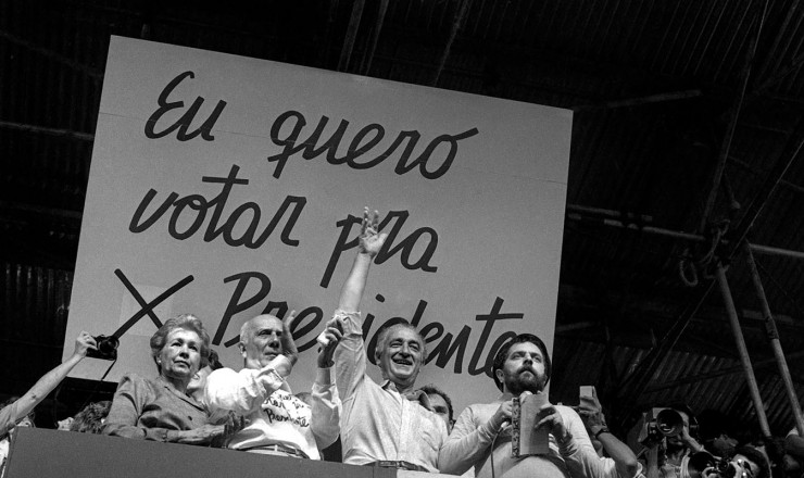  <strong> Ulysses, Montoro e Lula </strong> no comício das Diretas na praça da Sé; à esquerda de Ulysses, sua mulher, Mora Guimarães