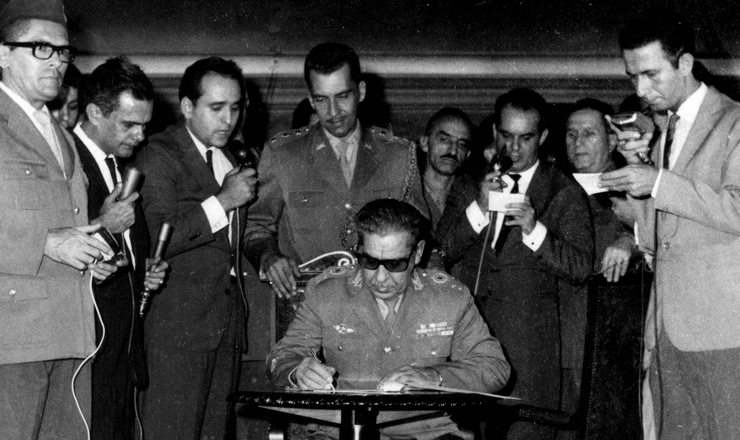 Resultado de imagem para general Costa e Silva assina o AI-%