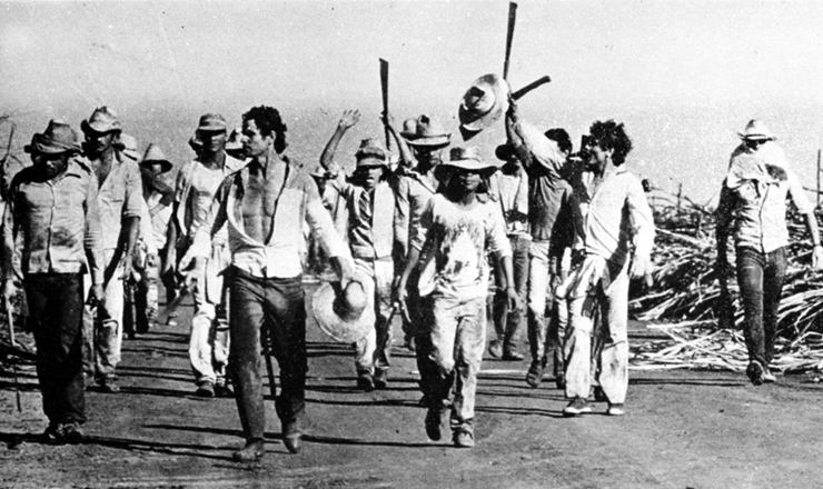  <strong> Boias-frias marcham em Guariba,</strong> tendo à frente o líder Aderval Alcides (com chapéu na mão)