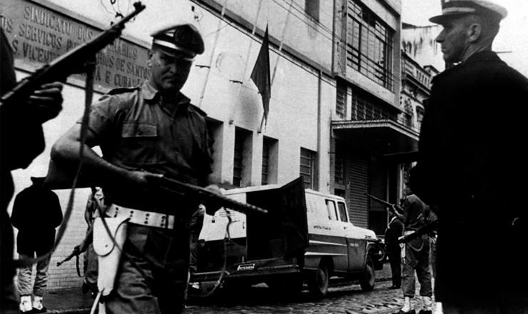  <strong> Polícia invade o Sindicato</strong> dos Portuários de Santos (SP), em abril de 1964