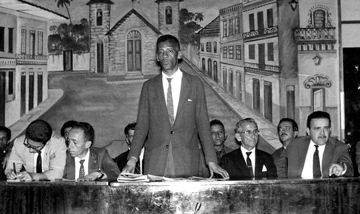  <strong> Lindolfo Silva, presidente da Ultab, </strong> discursa em reunião da entidade, em 1961