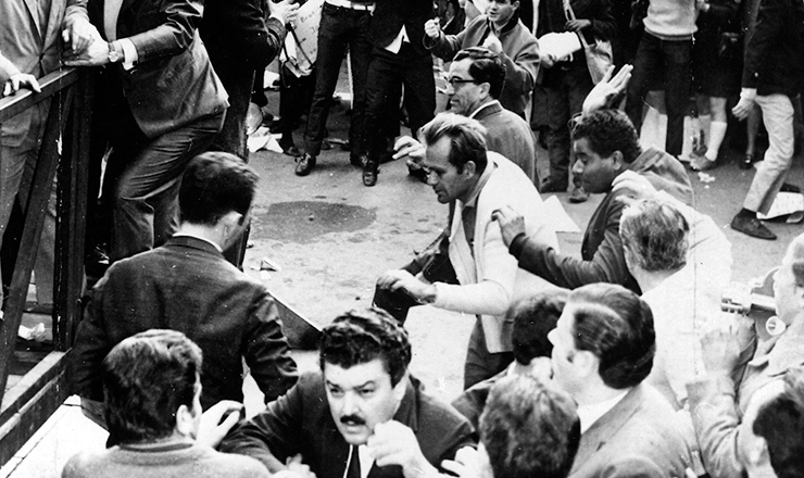  <strong> Ataque ao palanque </strong> do governador Abreu Sodré na praça da Sé, em São Paulo, na comemoração oficial do Primeiro de Maio de 1968 