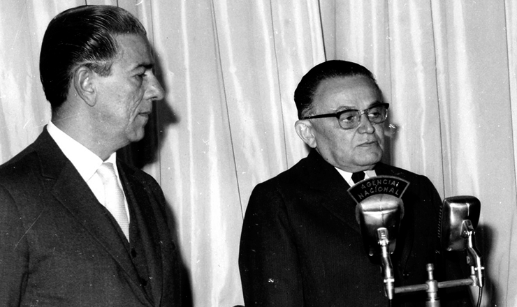 <strong> Castelo Branco sanciona a Lei Antigreve </strong> acompanhado de Arnaldo Sussekind, ministro do Trabalho e Previdência Social, 1º de junho de 1964