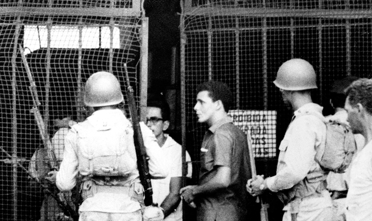  <strong> Exército reprime greve </strong> convocada pelo Sindicato dos Portuários do Rio de Janeiro pelo enquadramento salarial da categoria, em fevereiro de 1966 