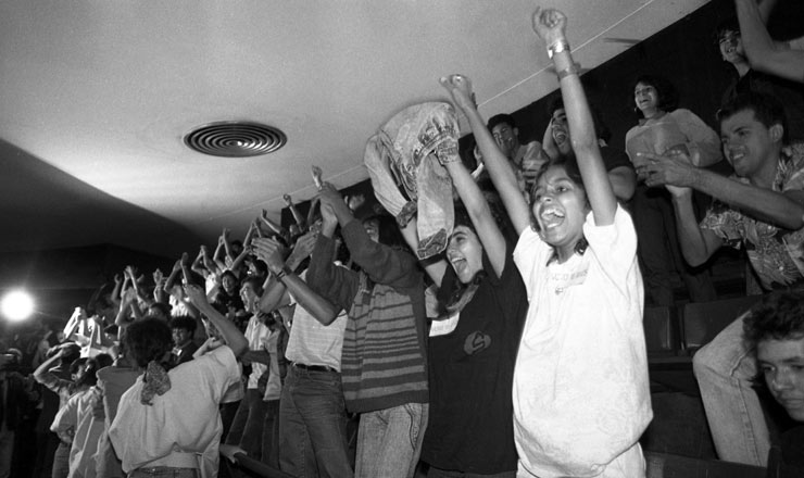  <strong> Jovens comemoram na galeria</strong> do Congresso a aprovação da emenda que instituiu o voto facultativo aos 16 anos   