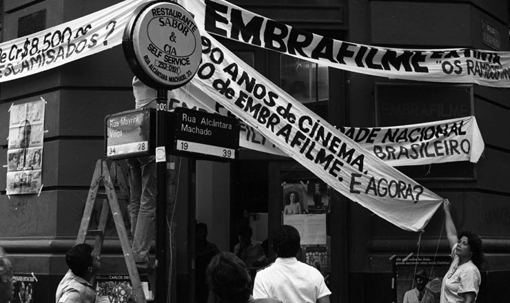  <strong>  Protesto contra a extinção</strong> da Embrafilme no centro do Rio de Janeiro 