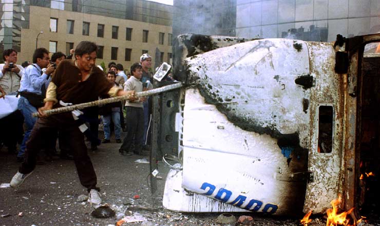  <strong> Mexicanos protestam contra a crise </strong> econômica no primeiro dia do mandato do presidente Ernesto Zedillo, em 1° de dezembro de 1994