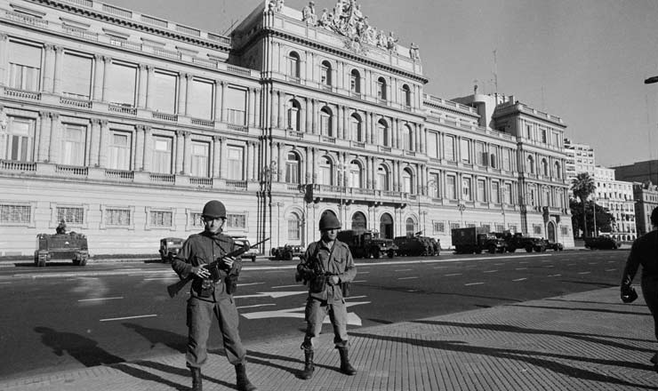  <strong> Soldados do Exército </strong> em frente à Casa Rosada, sede do governo argentino, no dia do golpe que depôs Isabelita Perón 