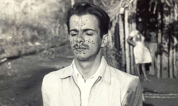  <strong> Darcy Ribeiro na década de 1940,</strong> com rosto pintado por índios kadiwéu, grupo indígena estudado pelo antrópologo