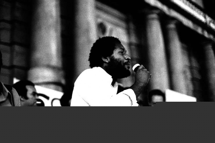  <strong> Milton Barbosa, o Miltão, </strong> que viria a se transformar numa das principais lideranças do MNU, discursa na manifestação em frente ao Teatro Municipal