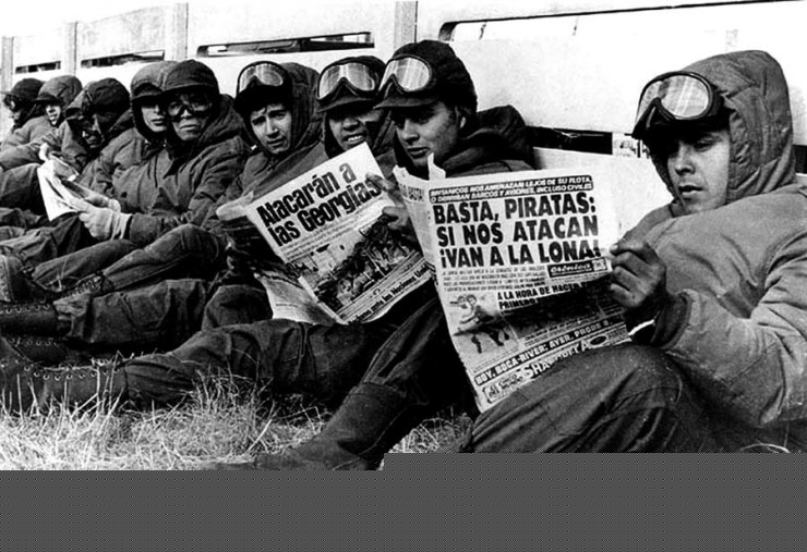  <strong> Soldados argentinos </strong> em Port Stanley, capital das Malvinas, acompanham o noticiário sobre a guerra