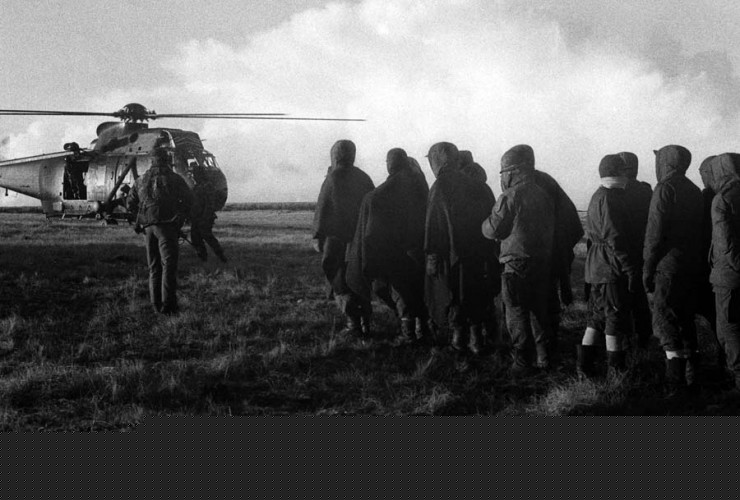  <strong> Prisioneiros de guerra argentinos </strong> embarcam em helicóptero militar britânico durante o conflito no oceano Atlântico