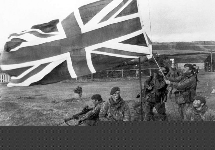  <strong> Comandos britânicos </strong> tomam Port Howard, nas Ilhas Malvinas, em junho de 1982